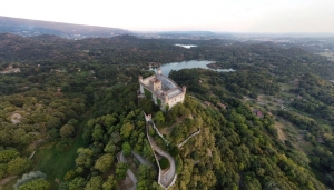 Il Castello di Montalto e, sullo sfondo, il Lago Pistono - Foto Nicolò Savio