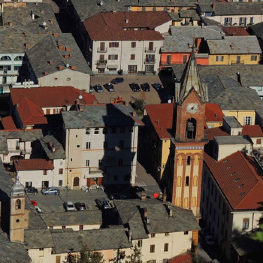 Il borgo di Cavour visto dall&#039;alto Foto L. Matonti