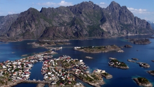 La spettacolare veduta aerea di Henningsvær, villaggio di pescatori nelle Lofoten.