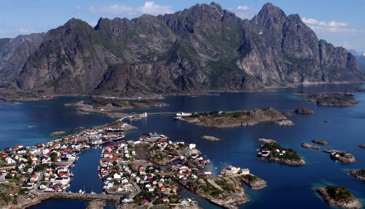 La spettacolare veduta aerea di Henningsvær, villaggio di pescatori nelle Lofoten. - Foto E. Ohna da www.nordnorge.com