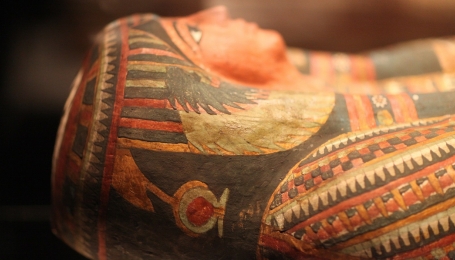 Una tomba egizia in una storia di essenze tutta piemontese