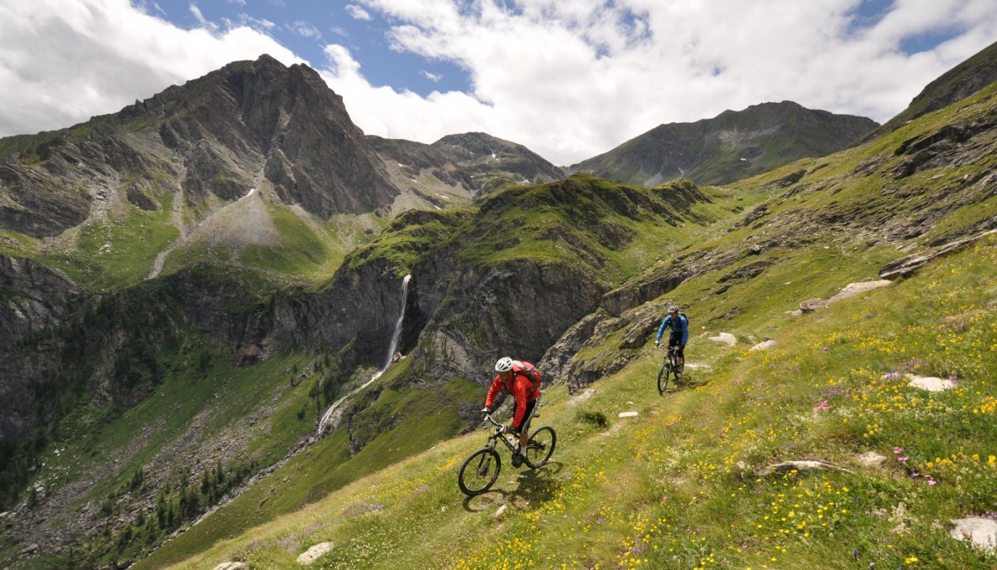 Ciclisti in Val Germanasca - Foto arch. Dislivelli