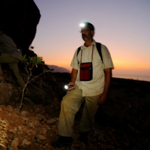 Roberto Sindaco durante un transetto crepuscolare a Socotra 