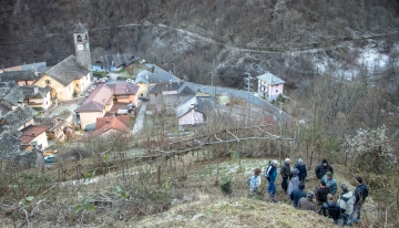 Un gruppo di escursionisti subito sopra l&#039;abitato di Viganella (foto arc. Comune) 
