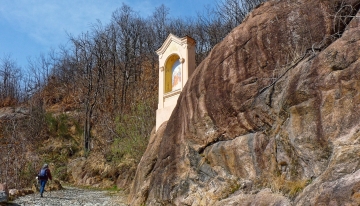 Un pilone su una roccia della via da Valperga 