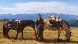 Paola Giacomini assieme ai suoi cavalli Tcigheré e Custode sullo sfondo delle Alpi Apuane
