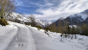 Sentiero innevato sulle Alpi Marittime 