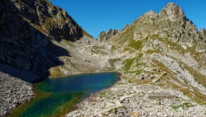 Il Lago sottano di Fremamorta e la strada militare che sale al Colletto di Valasco