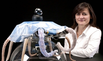 Cecilia Laschi mamma di Octopus, il primo robot “soffice” (Foto: Jennie Hills, The London Science Museum) 