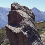 Il Dente della Vecchia si trova lungo la deviazione dal Colle delle Finestre  verso Punta Ciantiplania, Parco Orsiera-Rocciavrè. E’ un singolare monolite associato a una probabile memoria di  culti matriarcali (Foto D. Priolo)