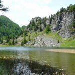 Il Lago Nero dei Monti della Luna  è a monte di Cesana Torinese, in alta Valle di Susa. La voce popolare che lo voleva custode di un tesoro qui  nascosto sul fondo, vigilato da un’orribile creatura che perdeva momentaneamente il potere durante la mes