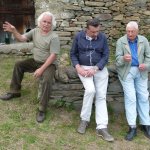 Il Sindaco di Pomaretto Danilo Breusa e alcuni produttori del vino Ramie delle Valli Chisone e Germanasca.