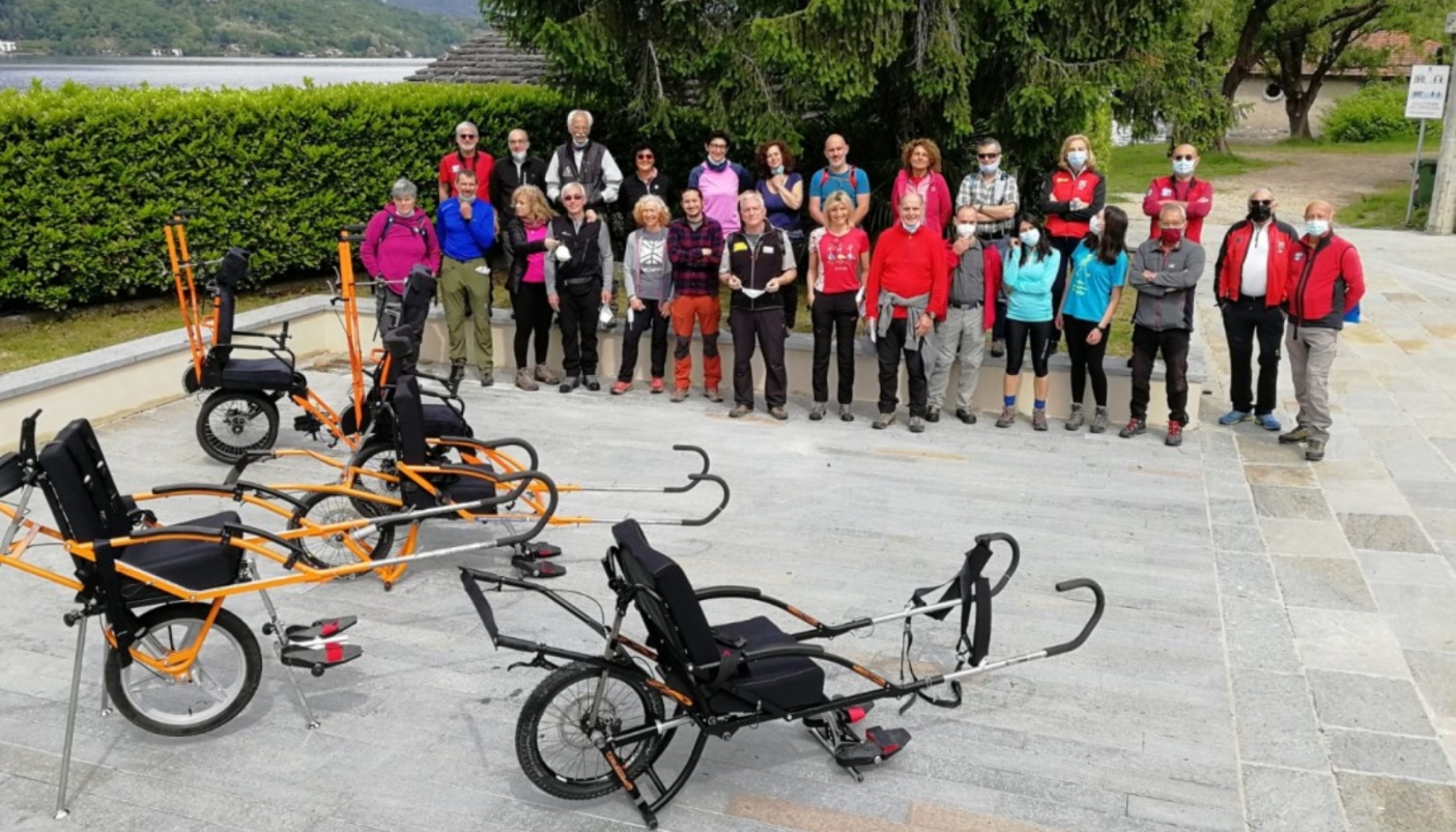 Gruppo partecipante al primo corso per la conduzione di joelette organizzato dalla Scuola Intersezionale di Escursionismo Est Monte Rosa - foto sito loscarpone.cai.it 
