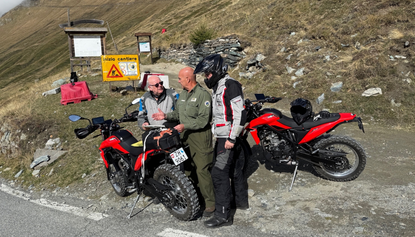Luca Giunti, responsabile dell'Area Vigilanza nei Parchi delle Alpi Cozie, con motociclisti svizzeri al Colle delle Finestre - Foto p.g.c. EGAP Alpi Cozie 