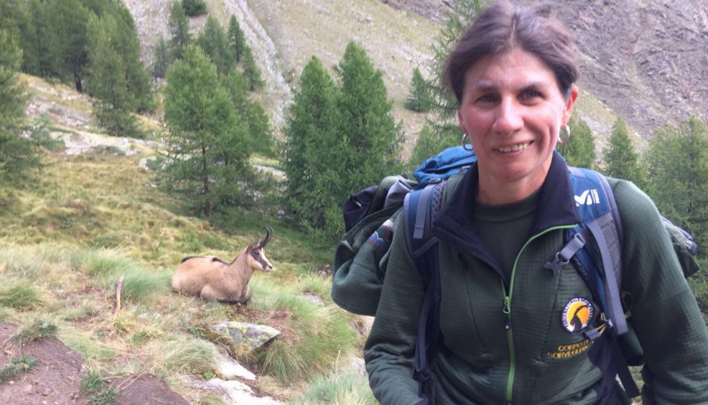 Milena con alle spalle un camoscio  