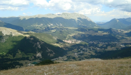 Veduta di Pescasseroli dal Monte delle Vitelle (Di Pimlico27 - Opera propria, CC BY-SA 4.0, Wikimedia)