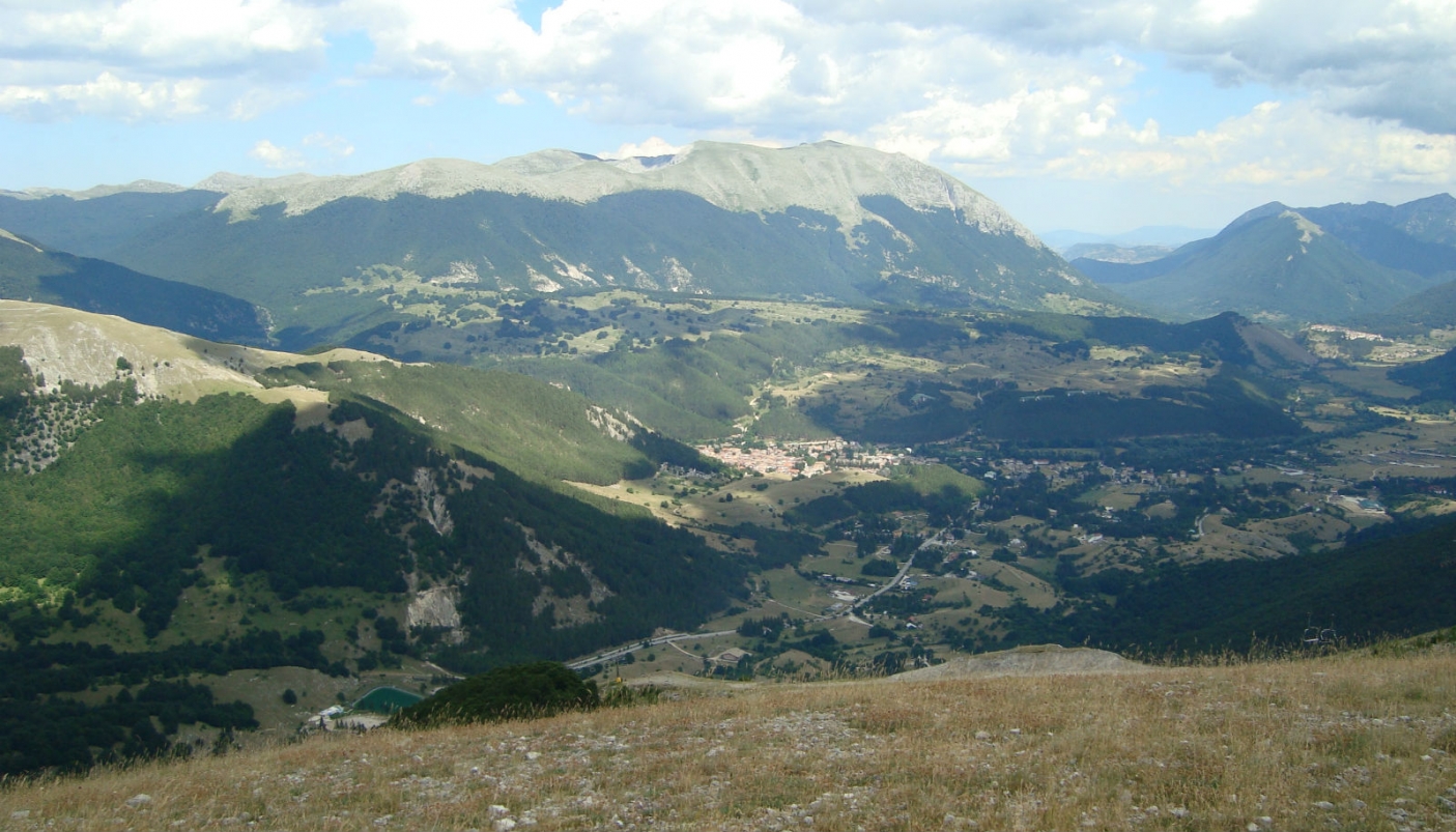 Veduta di Pescasseroli dal Monte delle Vitelle (Di Pimlico27 - Opera propria, CC BY-SA 4.0, Wikimedia)