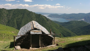 Panorama della Val Grande con ruderi e - sullo sfondo - il Lago Maggiore - Foto Antonio Farina