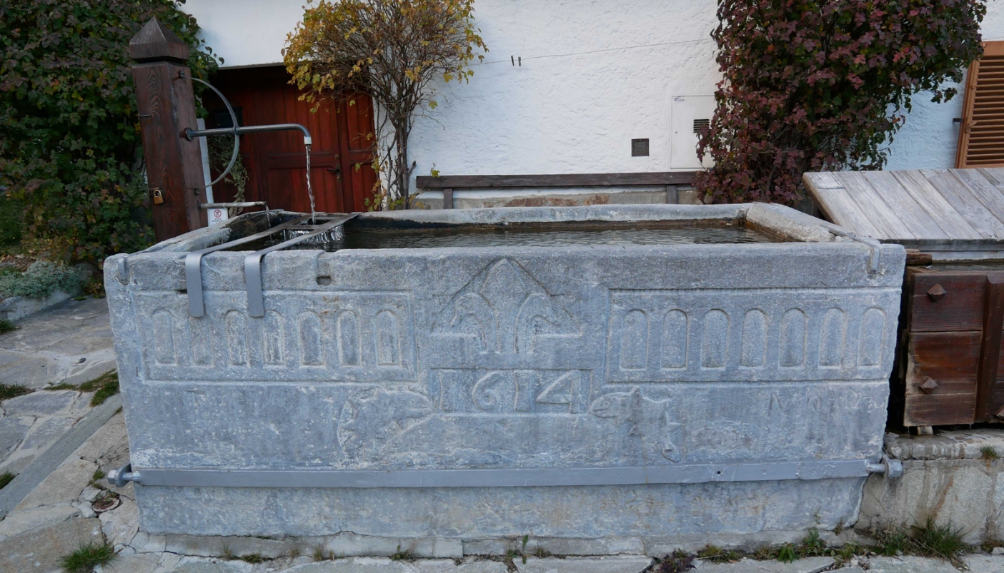 Fontana storica di Pragelato riportante la data 1614 con inciso il giglio di Francia, due delfini e motivi coreografici  