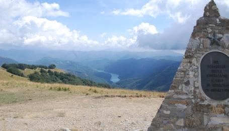 Cippo e vista sul Lago Brugneto (foto A.M. Bruno) 
