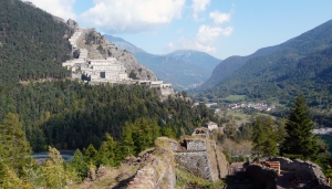 Veduta sul forte sabaudo di Fenestrelle dal versante opposto dove si trovano gli importanti resti del forte Mutin.