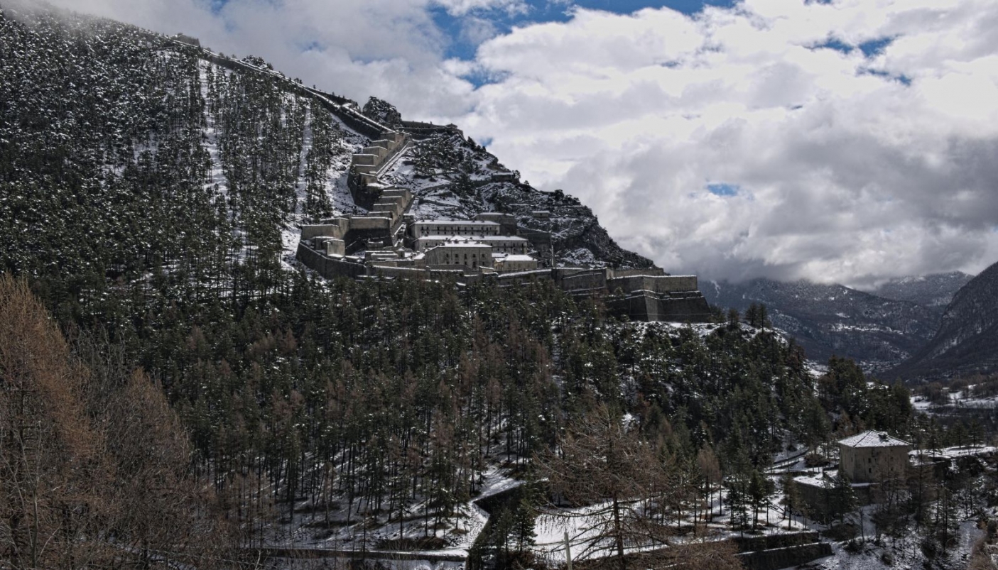 Veduta invernale delle fortificazioni sabaude fenestrellesi dal Forte Mutin | Foto B. Usseglio