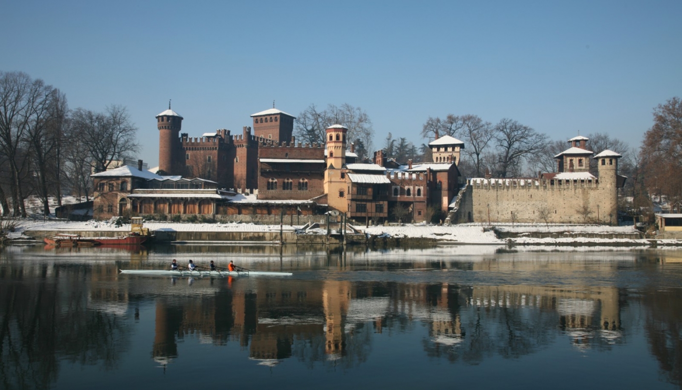 Veduta del borgo medievale del Valentino con canottieri sul Fiume Po  - Torino | Foto T. Farina