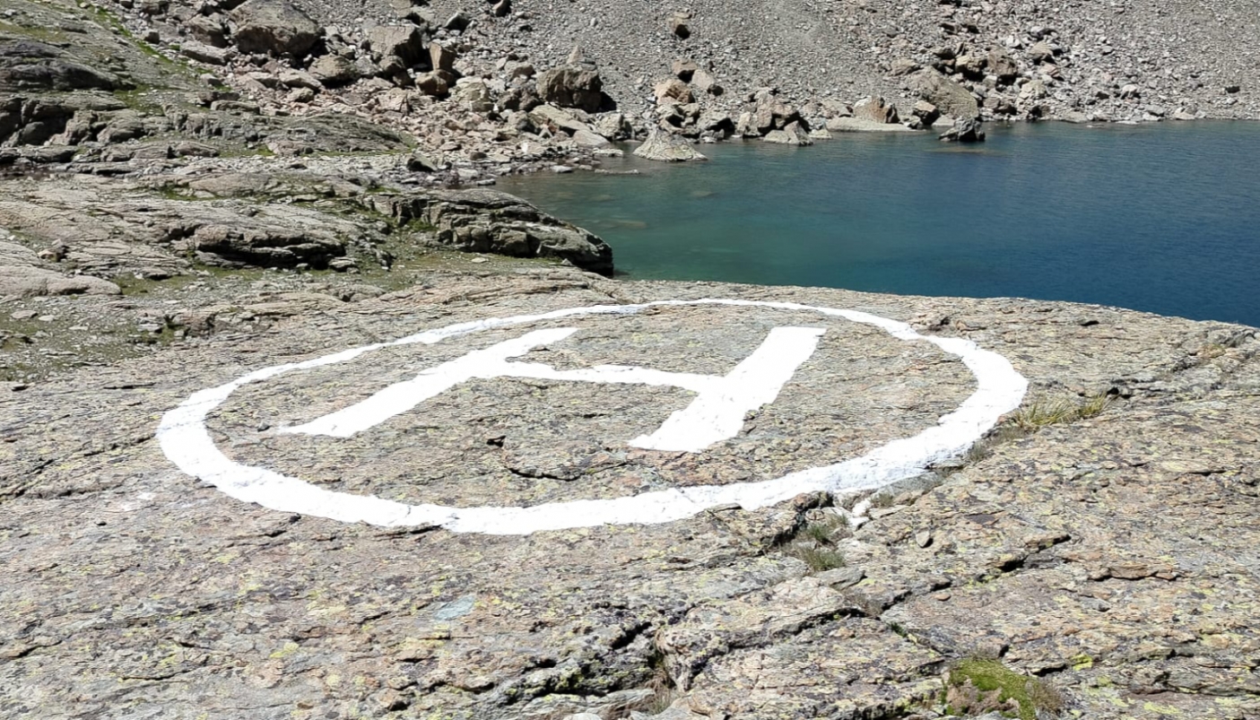 L'area di atterraggio per gli elicotteri al bivacco Boarelli oggetto di uno degli interventi -Foto arch. EGAP Monviso
