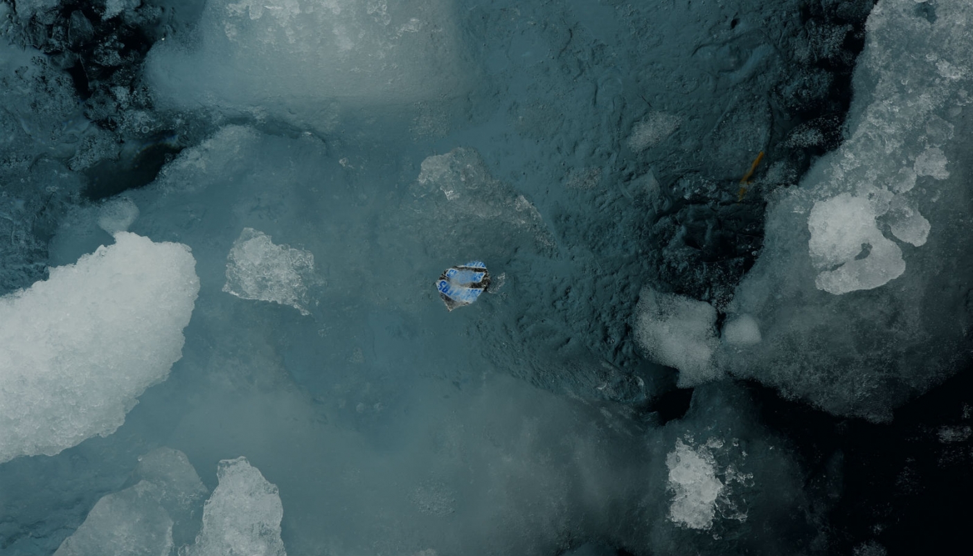 Una bustina di snickers intrappolata nel ghiaccio della banchisa artica  (Foto F. Borgogno) 