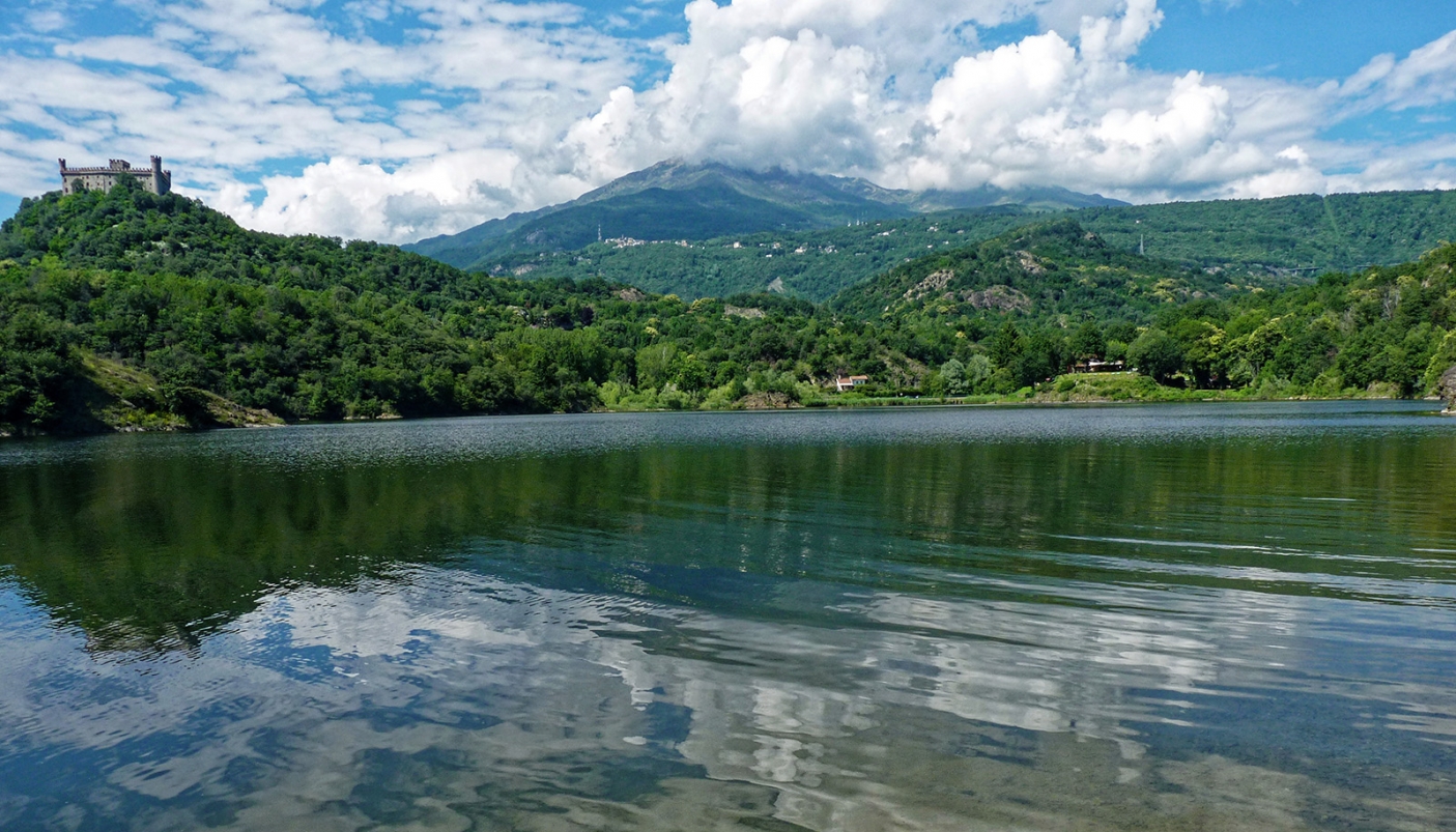 Il Lago Pistono e il castello di Montalto 