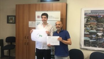 Nella foto, il vincitore e il logo prescelto  
