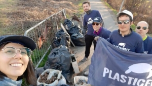I volontari di Plastic Free all'opera nelle Aree protette del Ticino e Lago Maggiore - Foto arch. EGAP