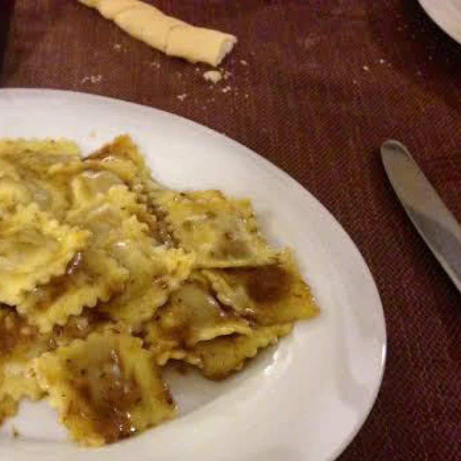 Le zampe sotto il tavolo