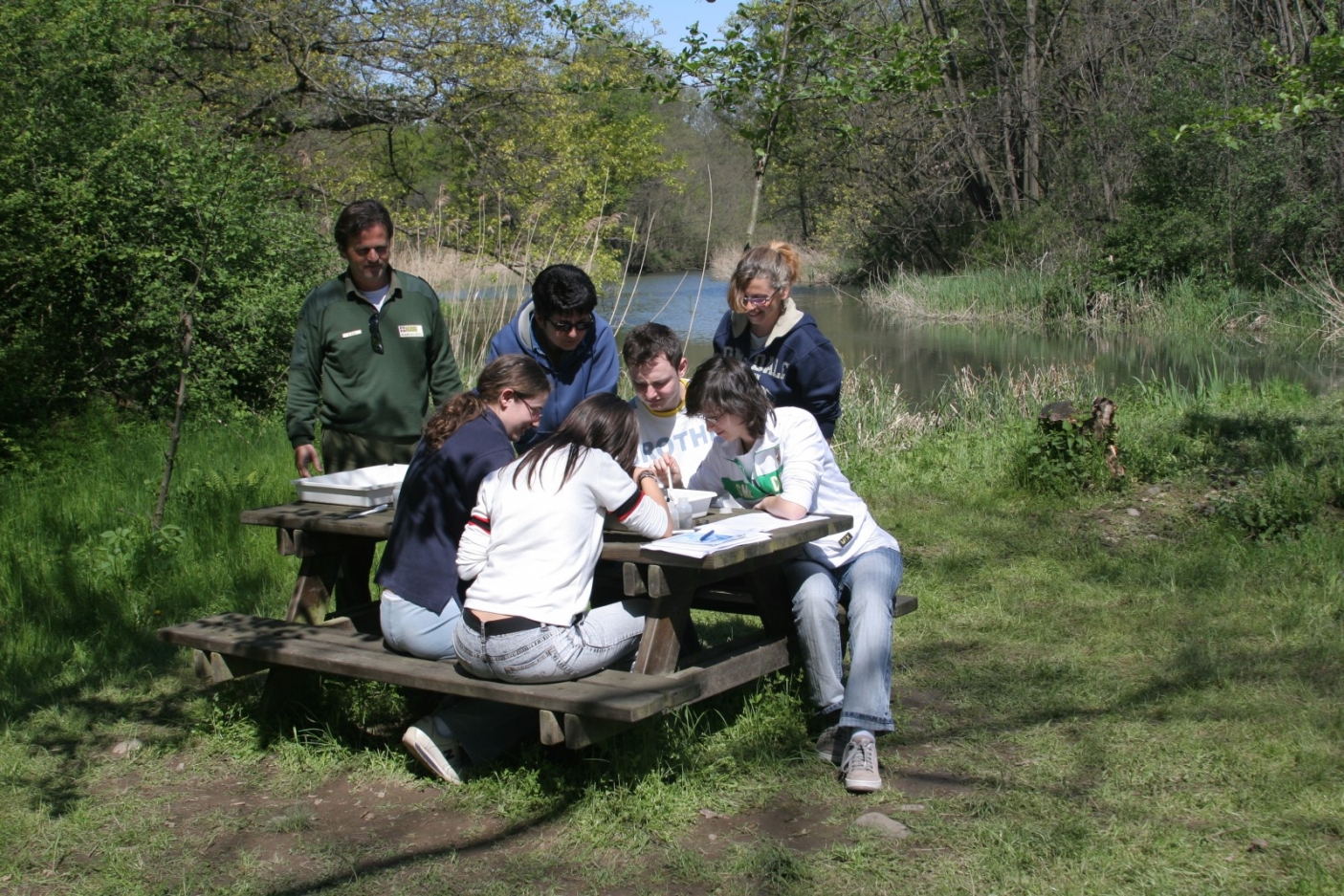 Didattica lungo il Fiume Sesia con il guardiaparco mentre illustra la fauna efemerottera del fiume (foto scattata pre-emergenza Covid) | Foto T. Farina (arc. CeDrap)