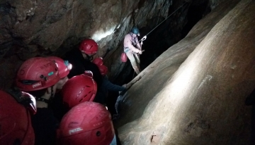 All'interno di una grotta  (Foto C. Leonoris) 