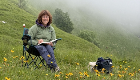 L'artista al lavoro nei campi di arnica in Friuli - Foto A. Rebora 