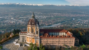 La basilica di Superga sullo sfondo di Torino e delle Alpi - Foto Google Images