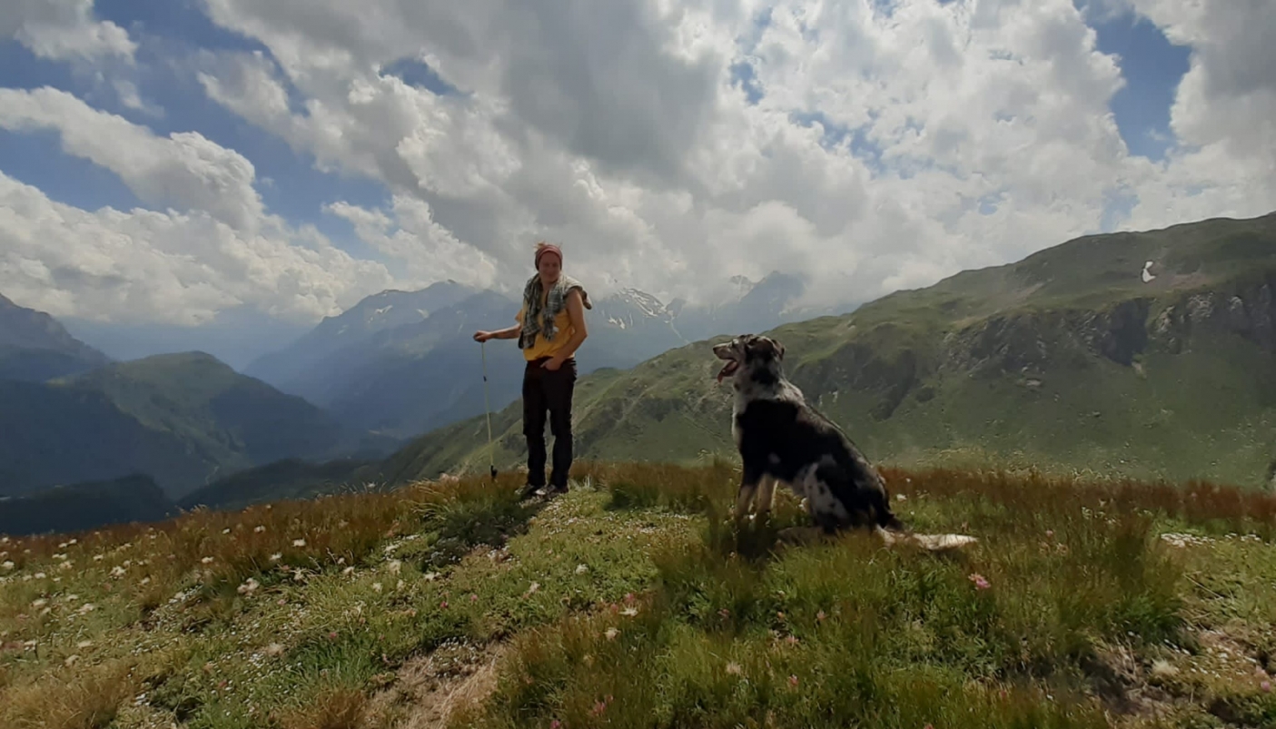 Bruna Molinari in montagna con il suo cane Art&ugrave; - Foto p.g.c. EGAP dell'Ossola 