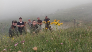 I guardiaparco della Valle Tanaro insieme a tirocinanti e stagisti al termine del lavoro di recinzione del laghetto delle Mastrelle - Foto M. Pelazza