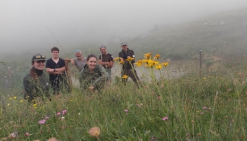 I guardiaparco della Valle Tanaro insieme a tirocinanti e stagisti al termine del lavoro di recinzione del laghetto delle Mastrelle - Foto M. Pelazza 