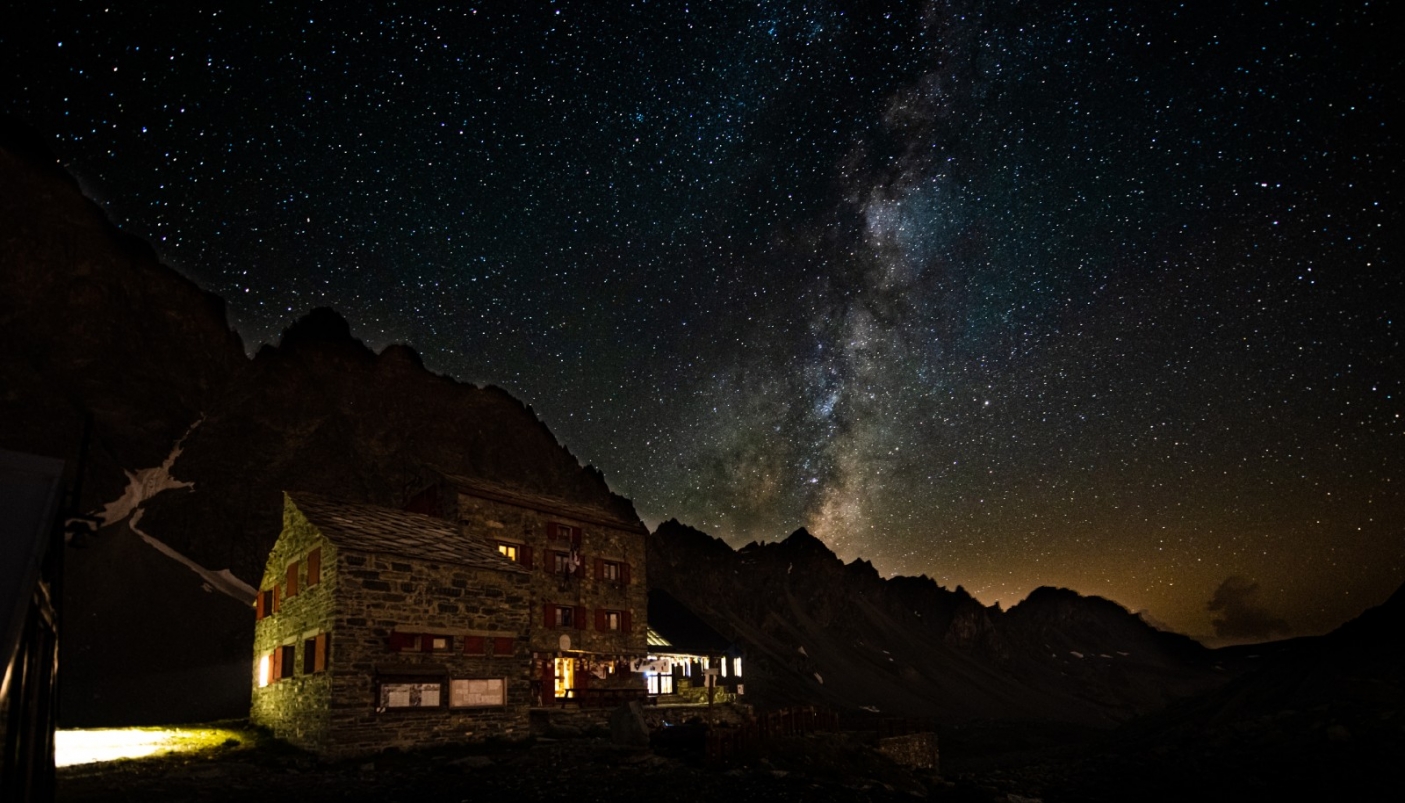 Immagine notturna del Rifugio Sella - Foto P. Cilli 