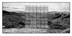 Una delle "cornici ambientali" dello scultore Sergio Omed&egrave; - Foto R. Morra