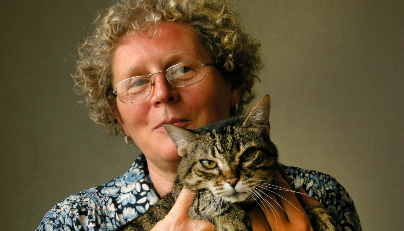 Un ritratto giovanile di Maria Grazia Schiapparelli con il suo gatto 