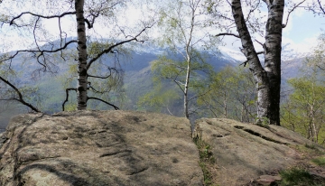 Simboli e segni di devozione lasciati dall'uomo, lungo il sentiero (Foto A. Corr&agrave;)