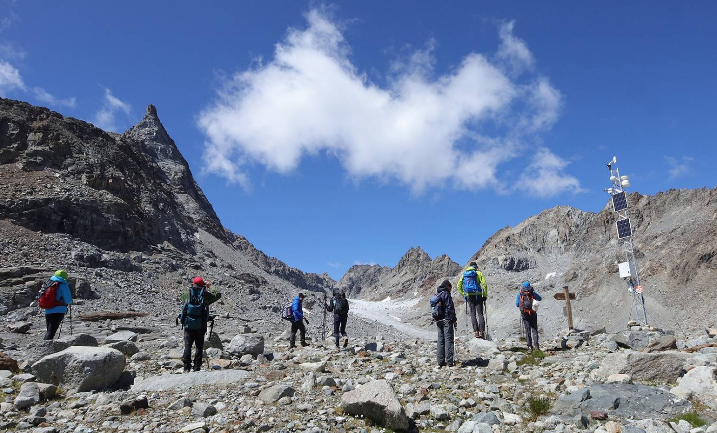 L&rsquo;arrivo alla Stazione 5, presso la Stazione Meteorologica al Ciardoney di SMI (2850 m), ove termina il percorso e si pu&ograve; finalmente ammirare l&rsquo;attuale ghiacciaio. 