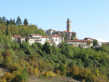 centro storico di Pareto con la Chiesa Parrocchiale di San Pietro Apostolo e il Castello Aleramico 