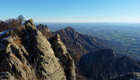 Scorcio sui torrioni rocciosi a pochi passi dalla cima del Freidour 