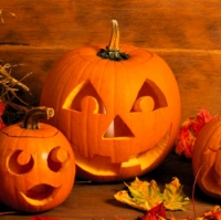 zucche intagliate http://www.mammeaspillo.it/casaitaliana/fai-da-te/zucche-di-halloween-come-realizzarle-in-4-passi/