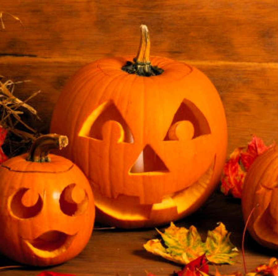 zucche intagliate http://www.mammeaspillo.it/casaitaliana/fai-da-te/zucche-di-halloween-come-realizzarle-in-4-passi/
