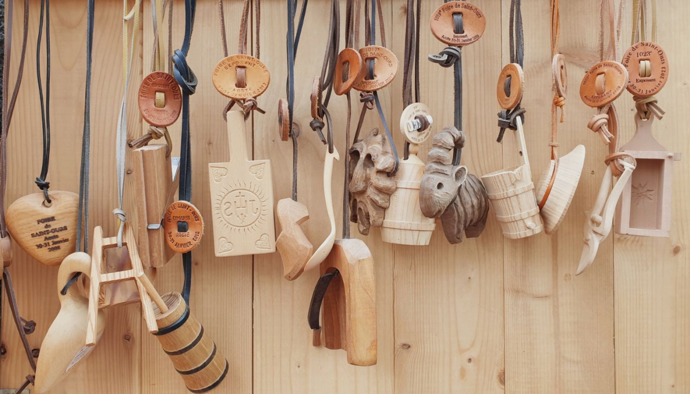 Ciondoli in legno esposti alla Fiera 